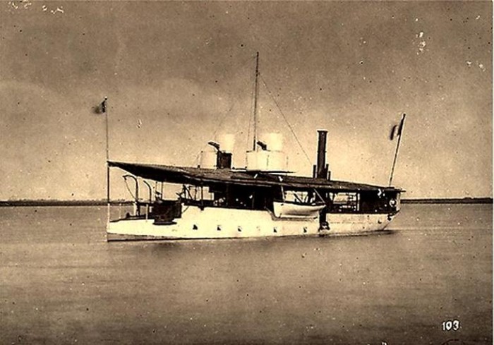 Tàu chiến Le Yatagan trên sông Hồng năm 1884.